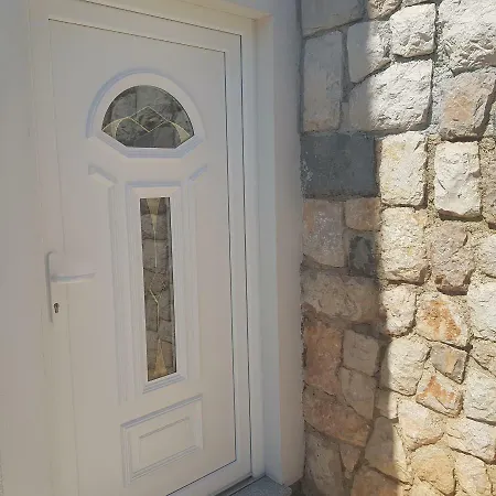 Luka Apartment *